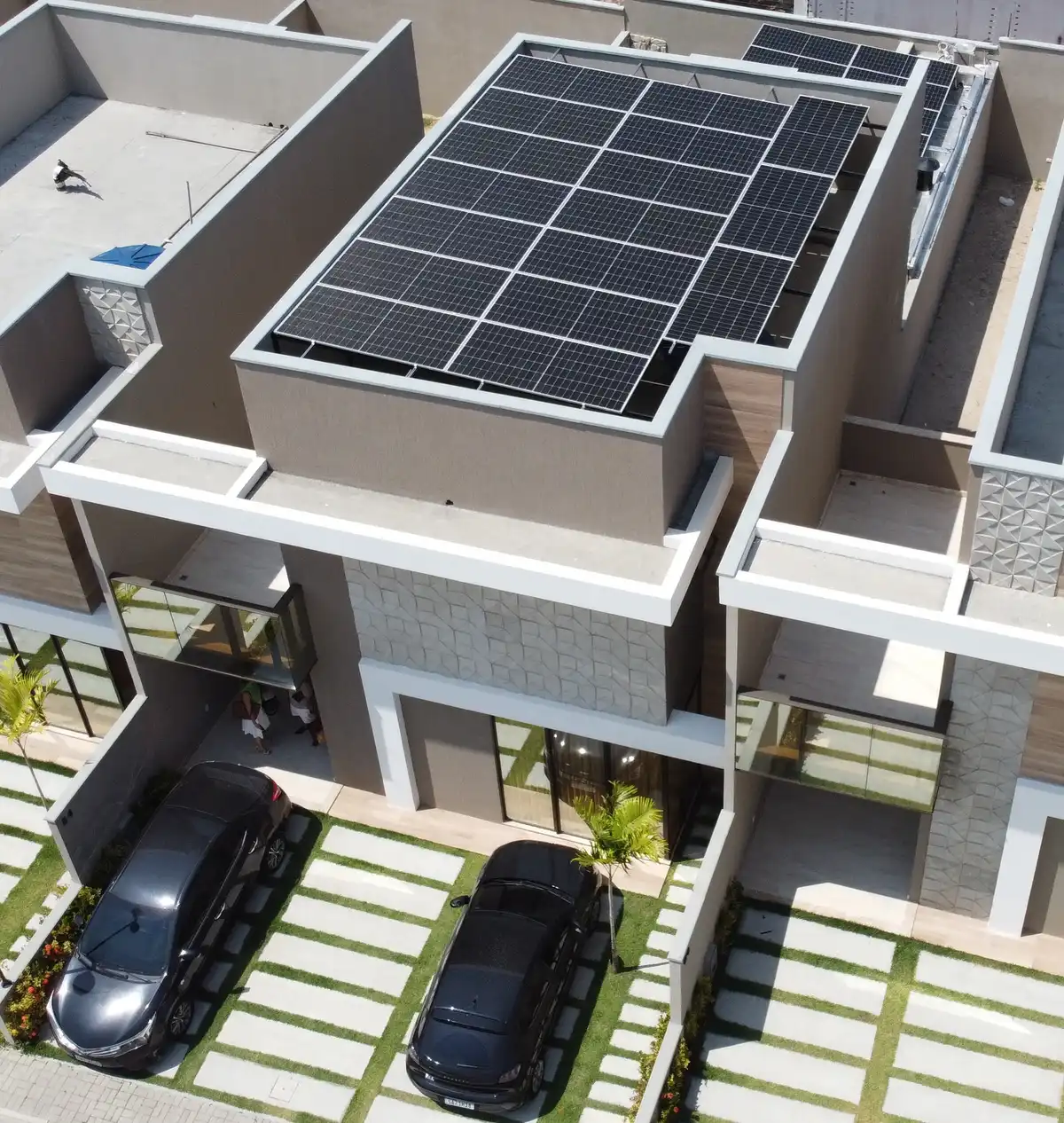 Vista aérea de uma instalação da HubGreen com painéis solares no telhado