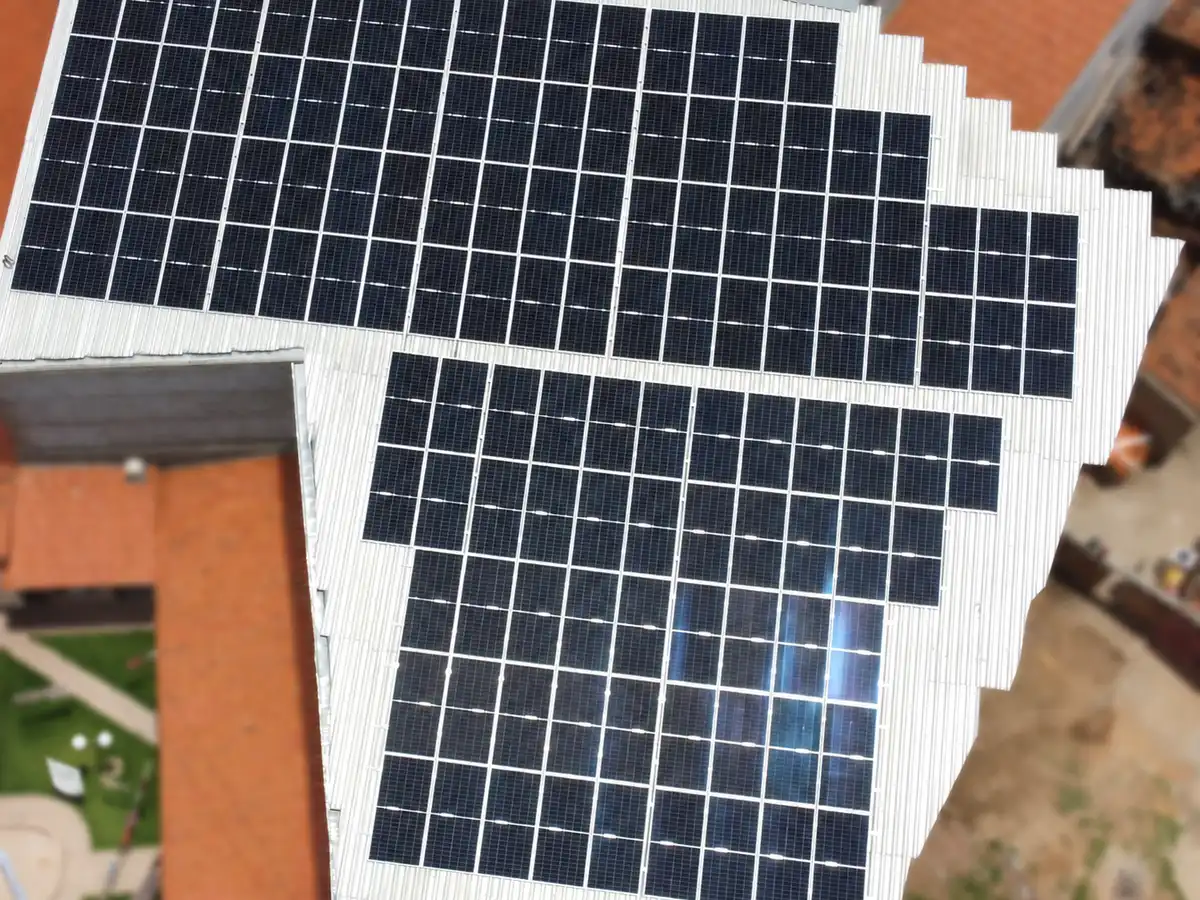 Vista aérea dos painéis solares de um projeto realizado pela HubGreen